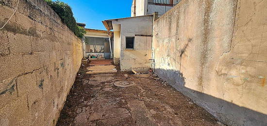 (s)Casa indipendente con giardino e posto auto