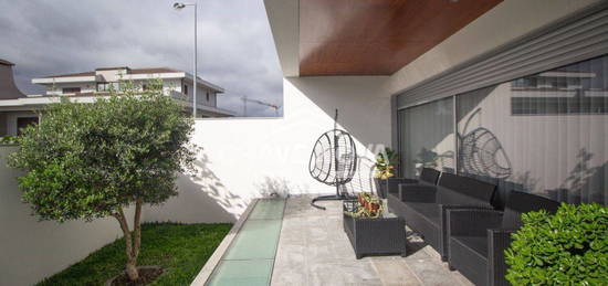 Moradia T4 Terraço c/pérgola Garagem 2 carros Estádio Nogueirense Maia