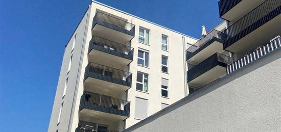 Schöne, helle 4 Zimmerwohnung mit großem Balkon und 2 Bädern