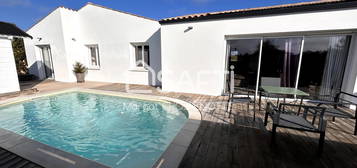 Maison familiale avec piscine, confort moderne et jardin.