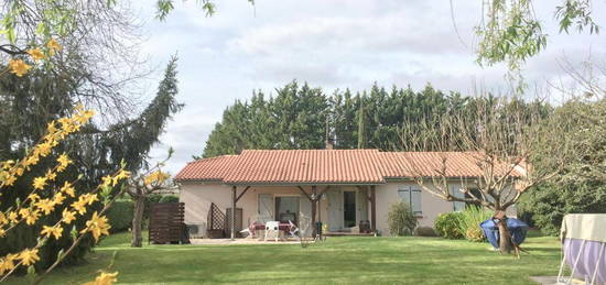 À Vendre : Charmante Maison de 4 Pièces avec Jardin Paysager et Faune Locale