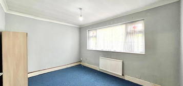 Flat to rent in Borwick Avenue, London E17