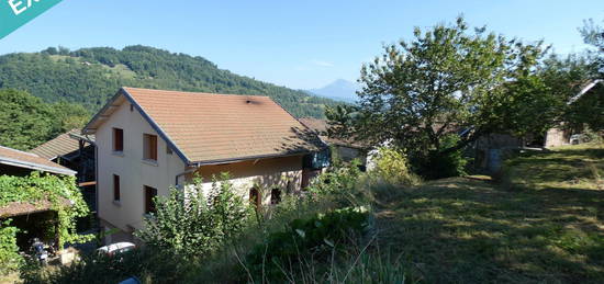 Maison de type T6, 2 granges et 1 garage sur 1670 m2 de terrain