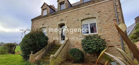 Ensemble de maisons et dépendances en campagne