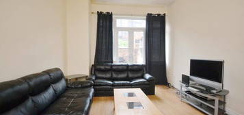 6 bedroom terraced house to rent