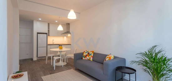 Apartamento T1, remodelado e mobilado, em Paço D´Arcos, a 5 minutos a