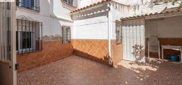 Casa en calle Alhambra en Peligros