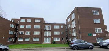 Flat to rent in Chesswood Way, Pinner HA5