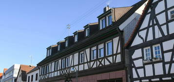 2 Zimmer mit Balkon in einer kleinen Wohneinheit