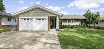 620 Pinewood Dr, Elk Grove Village, IL 60007