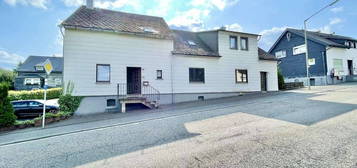 **Geräumiges Ein-/Zweifamilienhaus mit Garagen, Carport und großem Grundstück in Weitefeld**