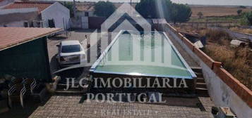 Moradia, Ferreira do Alentejo e Canhestros