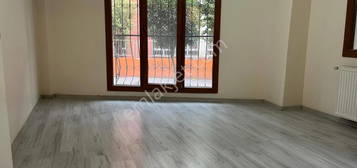 ERARSLANDAN MEMURA 1+1DARE 60M2 Y.GR 7 YILLIK BNADA CADDE YANINDA BO