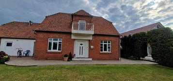 Freistehendes Einfamilienhaus mit großzügigem Garten und Stellpl.