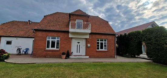 Freistehendes Einfamilienhaus mit großzügigem Garten und Stellpl.