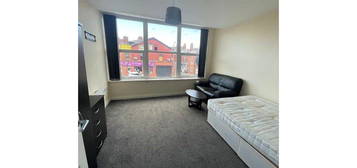 Flat to rent in Roundhay Road, Leeds LS8