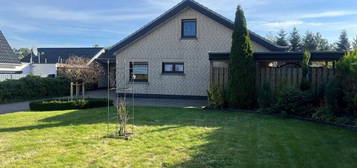 Schönes Einfamilienhaus mit Garage, Doppelcarport und großem Garten