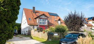 MÜNCHNER IG: CHALET-FEELING bietet diese helle 4-Zimmer-DG-Maisonette mit Kamin mit Blick ins Grüne