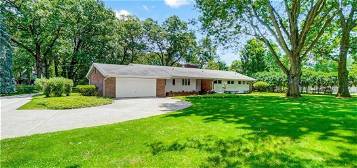 33 Parkwood Dr, Bowling Green, OH 43402