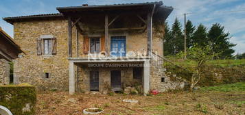 A 30 min d'Aurillac, secteur Maurs, à vendre Maison en pierre à rénover avec four à pain et dépendances sur 5000 m² de terrain.