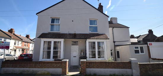 Flat to rent in Albion Road, Eastbourne BN22