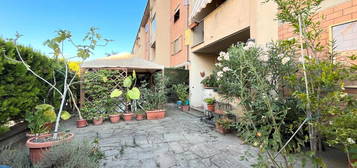 Piano terra con giardino e garage a Santa Barbara