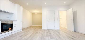 Studio to rent in -53 The Parade, Watford WD17