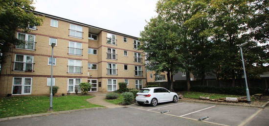 Flat to rent in Issa Road, Hounslow TW3