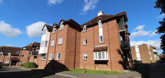 Flat to rent in South Court, Summerfields CM4