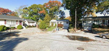 29 Oakwood Dr, Cranston, RI 02920