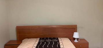 739327 - Quarto com cama de casal em...