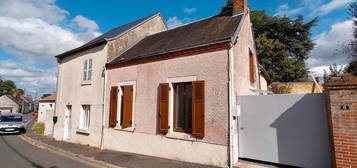 Maison de bourg rénovée de 70 m2, 2 chambres, cour fermée