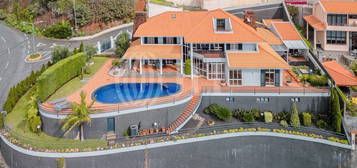 Moradia T4 com vista mar e piscina no Funchal, Madeira