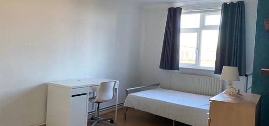 Studio to rent in Weymouth Terrace, London E2