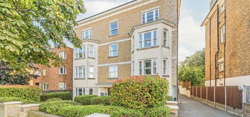 Flat for sale in Avenue Elmers, Surbiton KT6