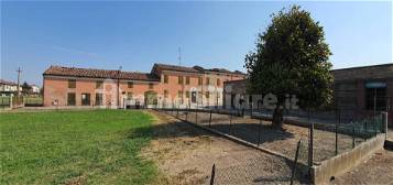 Villa plurifamiliare via Boccamaggiore 1, Casoni, Luzzara