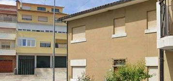 Arrenda-se apartamento T3 inserido em moradia