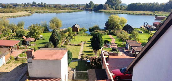 Müritz - Haus mit Wassergrundstück, Bootshaus und Badeplattform