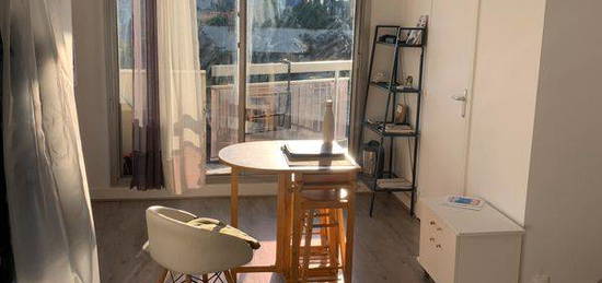 Studio 24 m2 avec balcon Paris 14eme