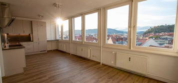 PRIVAT und provisionsfrei: Generalsanierte Wohnung mit Panorama-Schloßbergblick, Penthouse-Flair und Parkplatz im sanierten Wohnkomplex, Bezirk Innere Stadt