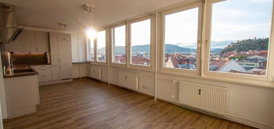 PRIVAT und provisionsfrei: Generalsanierte Wohnung mit Panorama-Schloßbergblick, Penthouse-Flair und Parkplatz im sanierten Wohnkomplex, Bezirk Innere Stadt