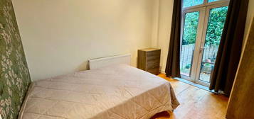 Room to rent in Garden Room 2, Bellefields Road, Brixton, London SW9