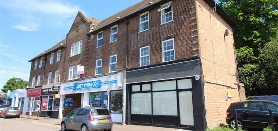 Maisonette to rent in High Street, Potters Bar EN6