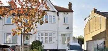 Terraced house to rent in Grove Road, North Finchley N12