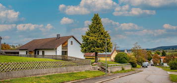 Renovierungsbedürftiges Einfamilienhaus mit Ausbaupotential und Bergblick