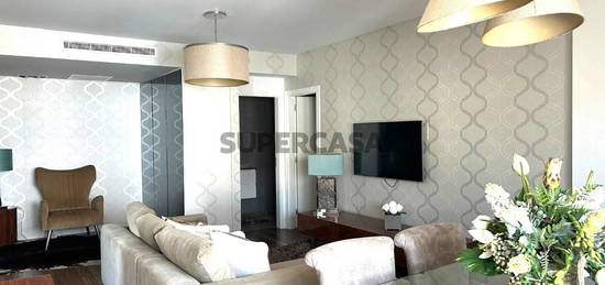 Apartamento T1 com 105 m2 de área total na Urbanização do Jardim da Amoreira, na Ramada.