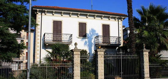 Villa in vendita in via Lecco, 15