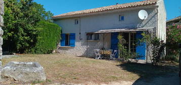 Maison en pierre avec jardin et garage