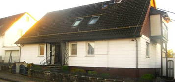 Freist.-gepfl.- Einfamilienhs. m. Einliegerwhg. (Fertighaus), Wintergarten, überd.-Balkon, Garage, in  ruhiger Hangwohnlage von Seesen