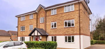 Flat to rent in Woodland Grove, Epping CM16